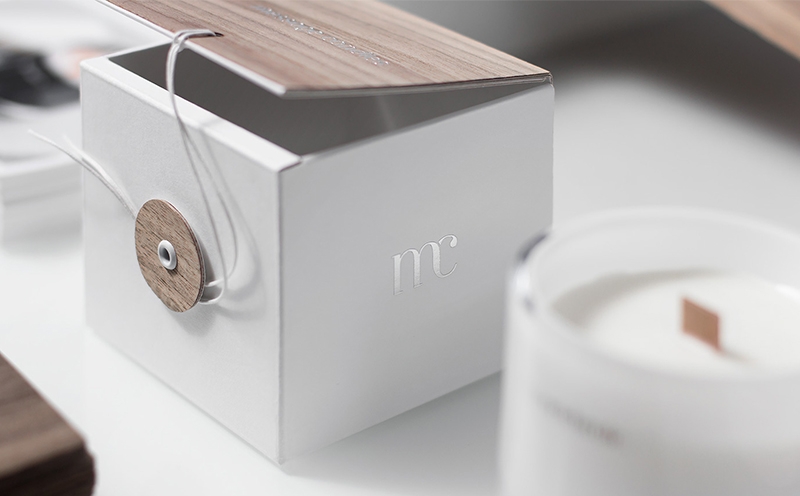 蠟燭包裝設計靈感來源于木芯，天然的紋理與純白色的搭配