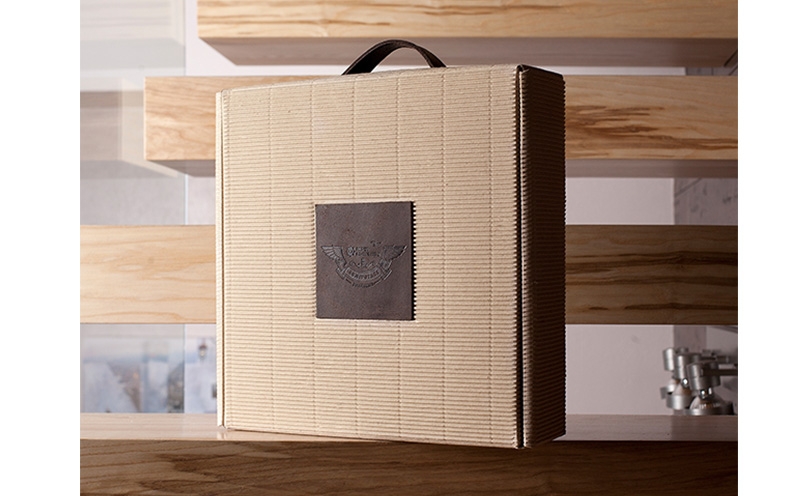 銀行圣誕禮物包裝盒設計-郵票與皮革產(chǎn)品包裝盒設計