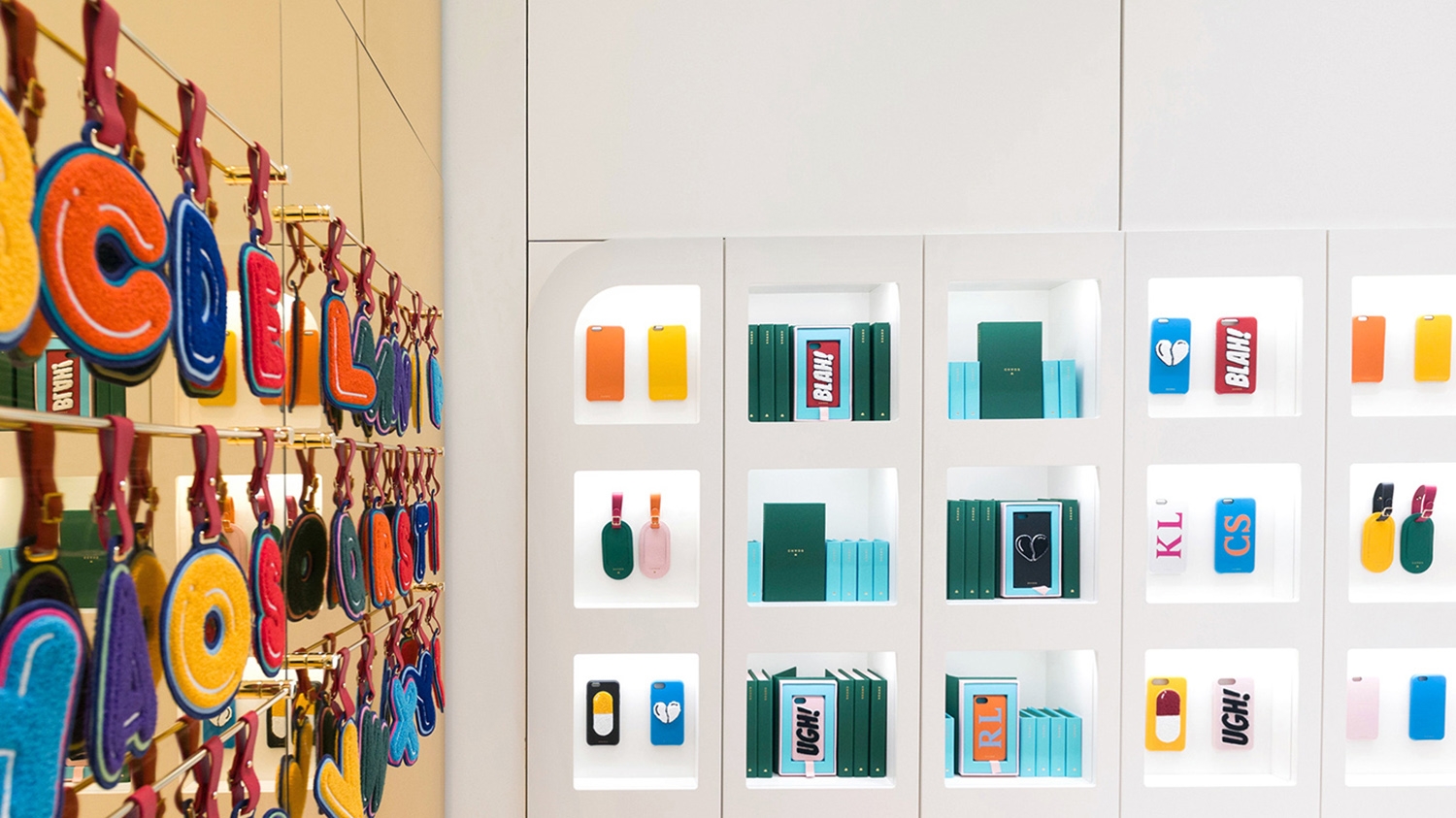 時尚配飾品牌個性配飾手機(jī)殼、護(hù)身符、拉鏈等創(chuàng)意產(chǎn)品包裝設(shè)計