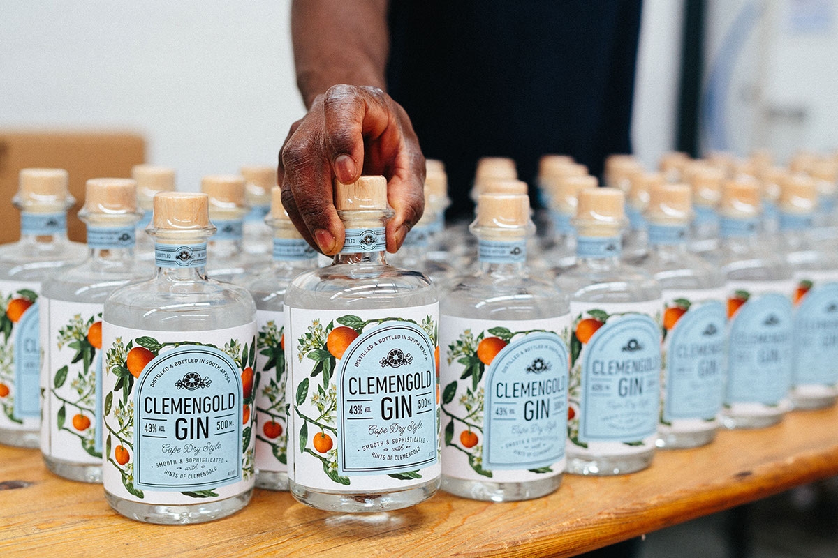 經(jīng)典海角干燥風(fēng)格,淡淡的柑橘味白酒包裝設(shè)計