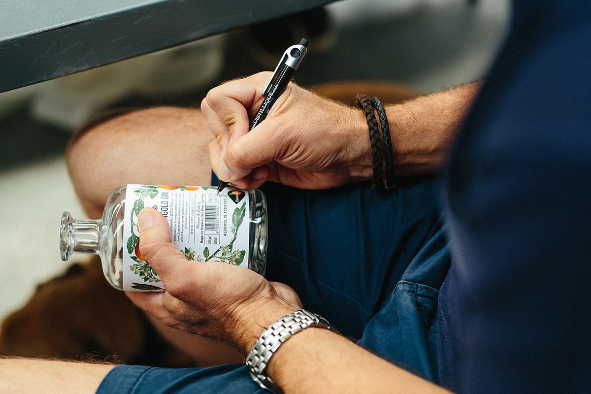 經(jīng)典海角干燥風(fēng)格,淡淡的柑橘味白酒包裝設(shè)計